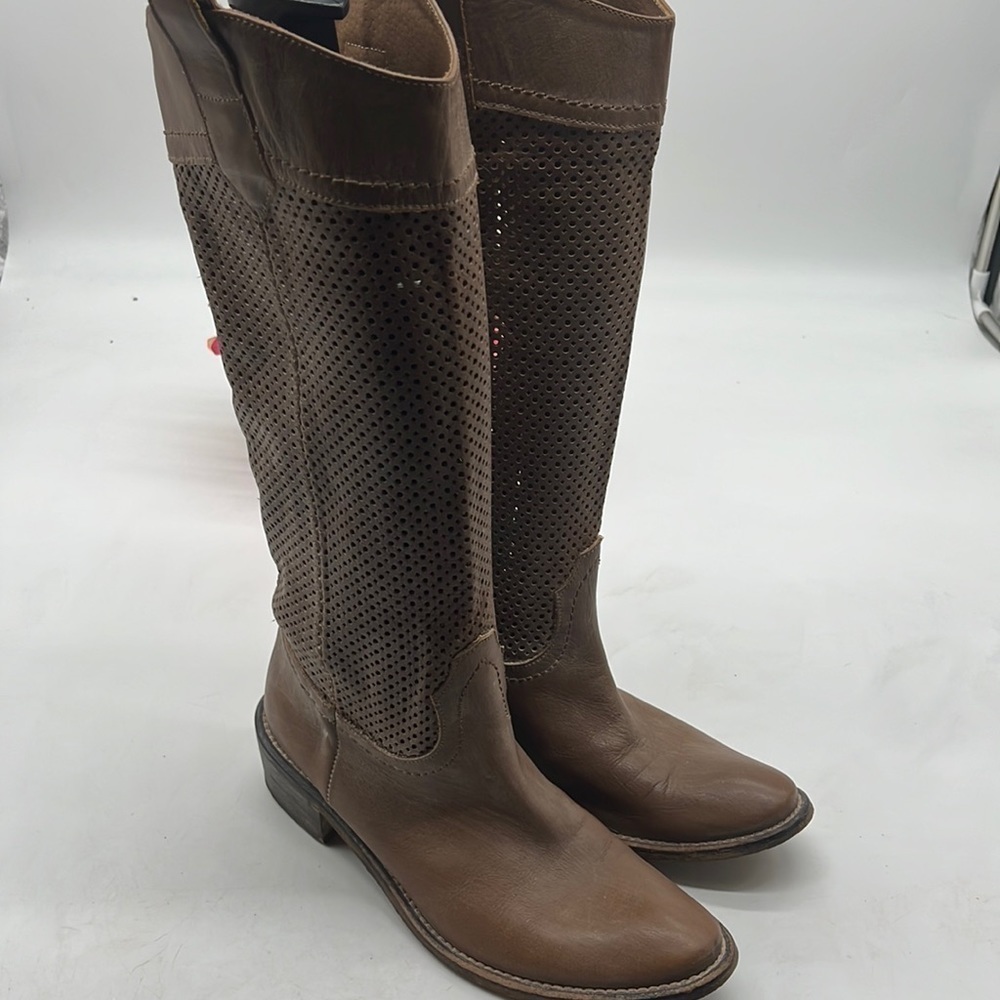 Meline Made In Italy Tall Tan Leather Cut Out Boots Sz 37. TB1902A